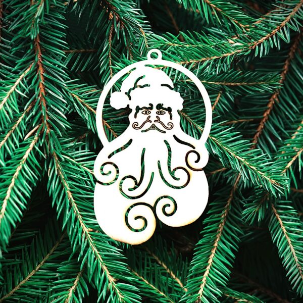 Boule Pere Noel Un ornement en bois en forme de Père Noël avec une barbe tourbillonnante est suspendu aux branches vertes du sapin.